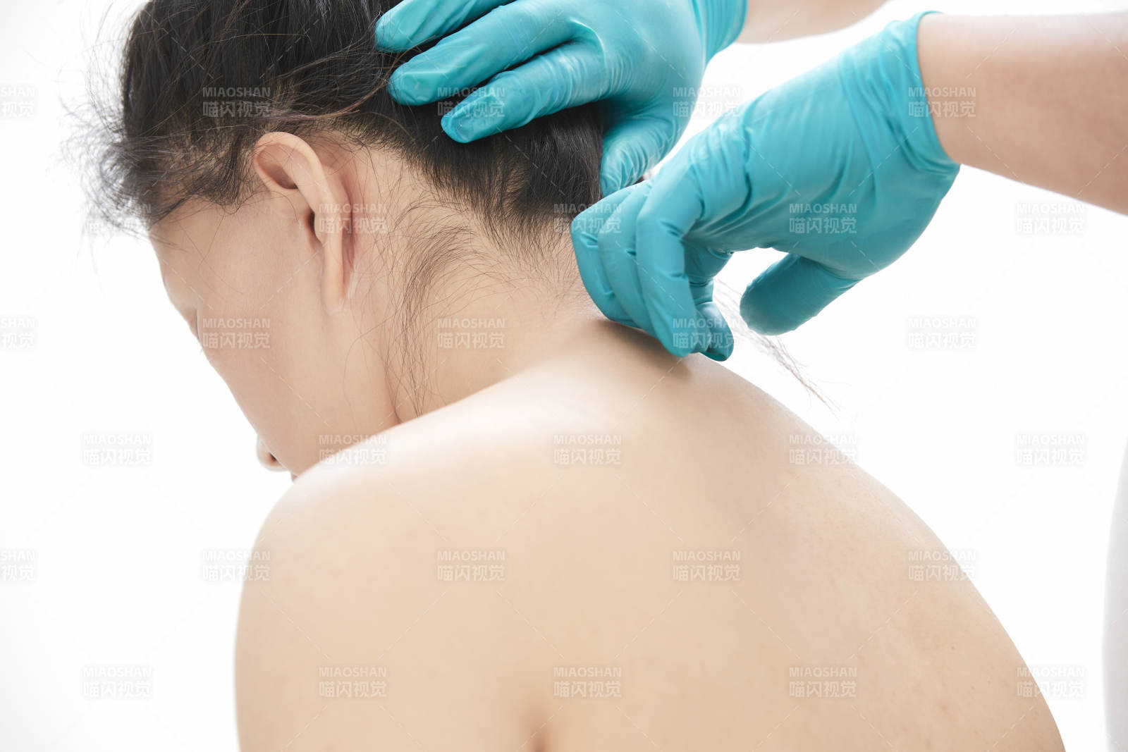 专业按摩师为女士进行理疗按摩