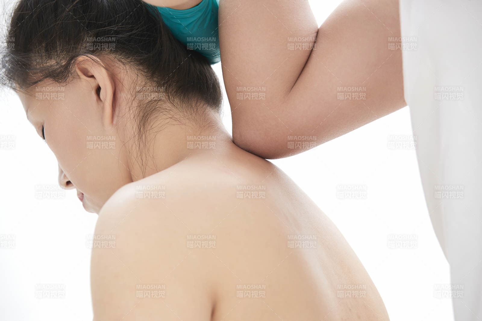 专业按摩师为女士进行理疗按摩