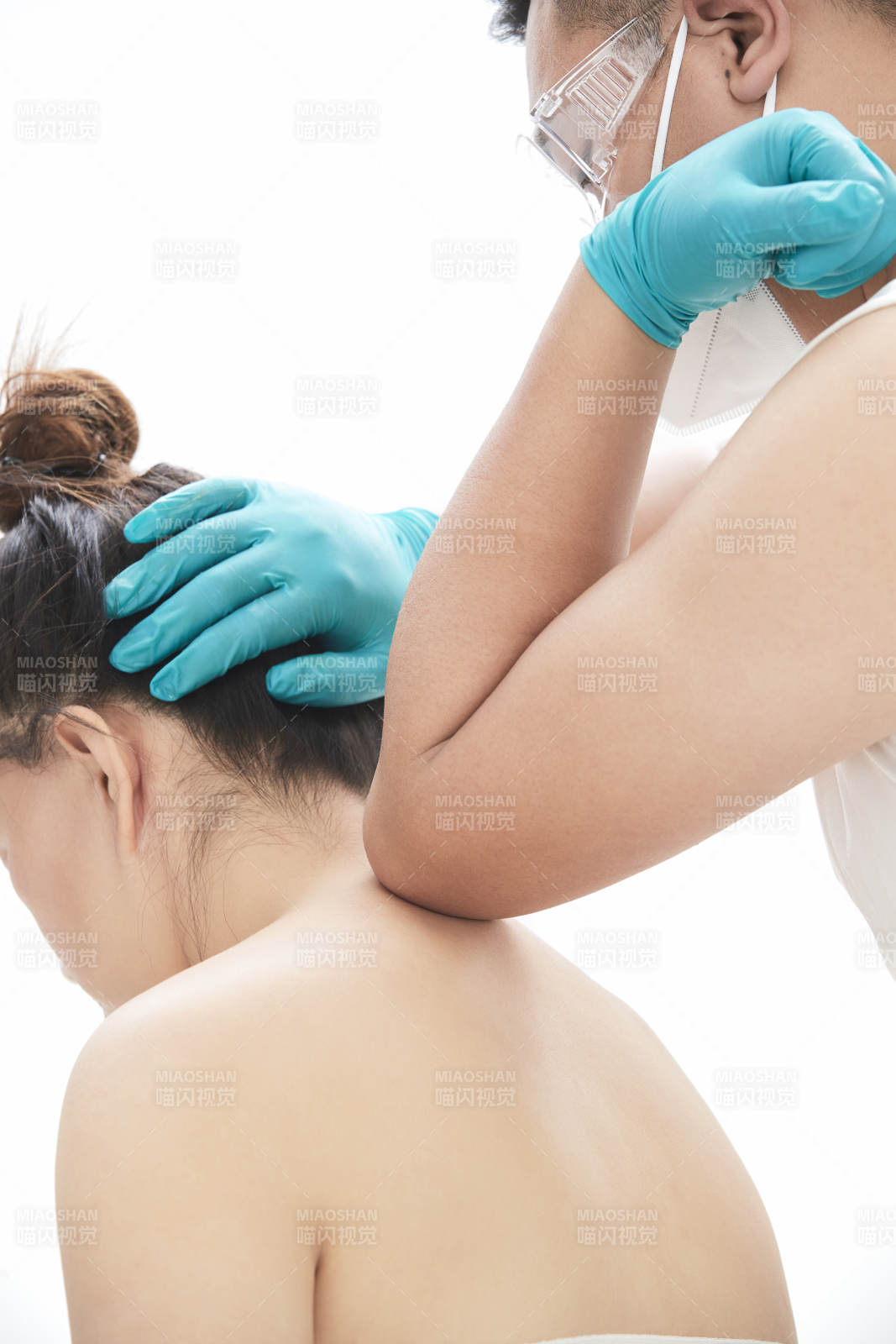 專業按摩師為女士進行理療按摩