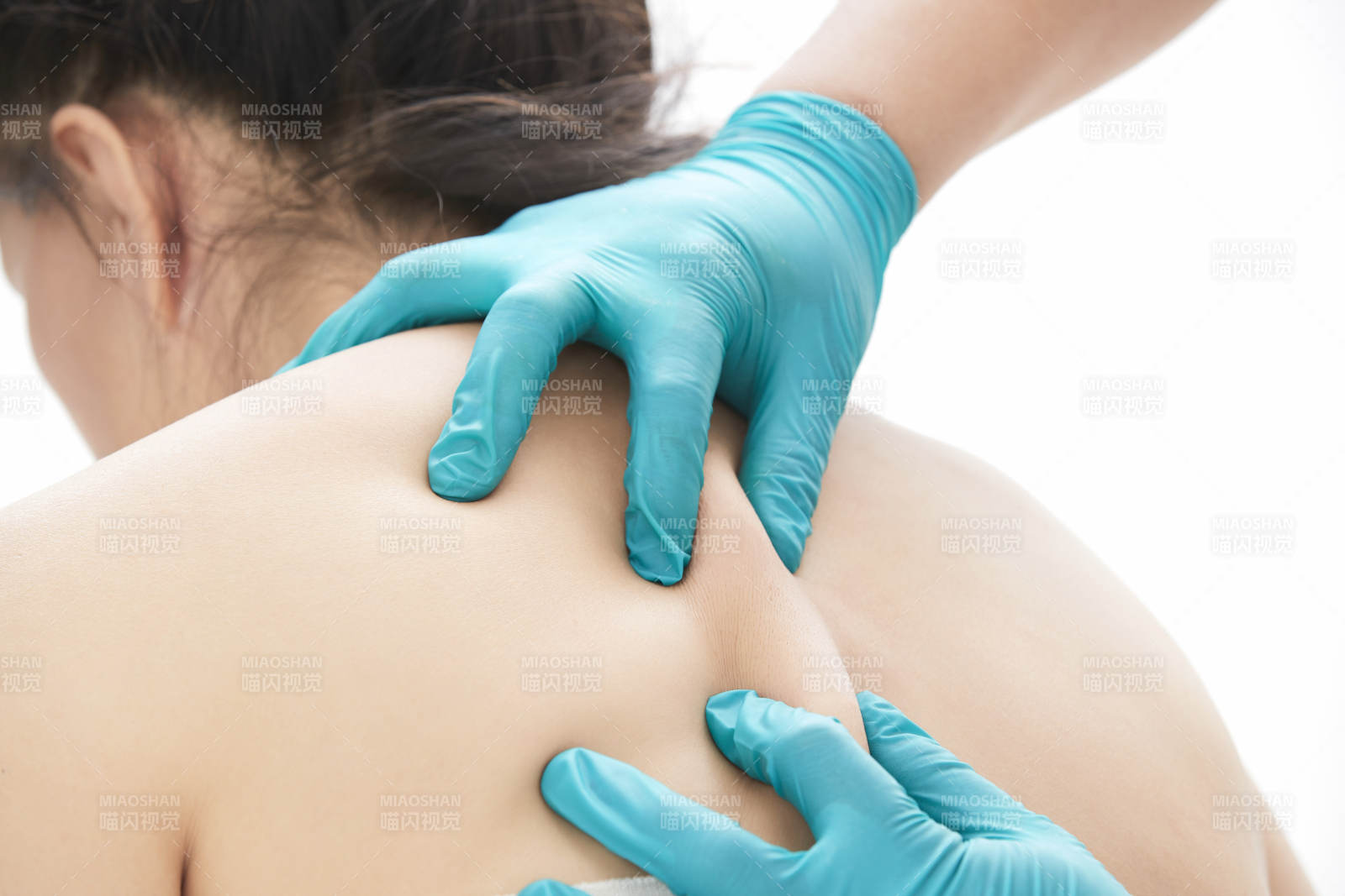 專業(yè)按摩師為女士進(jìn)行理療按摩