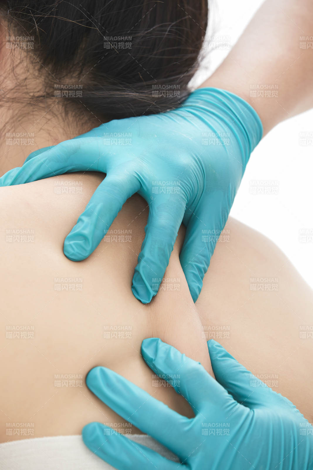 專業(yè)按摩師為女士進(jìn)行理療按摩