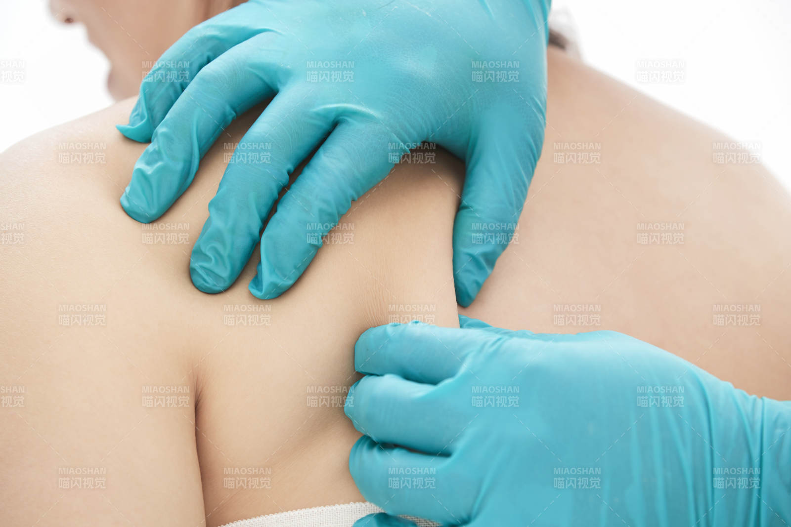 专业按摩师为女士进行理疗按摩