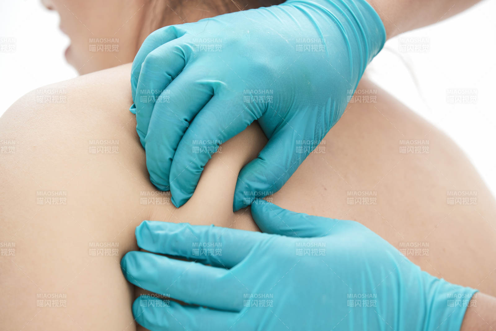 专业按摩师为女士进行理疗按摩