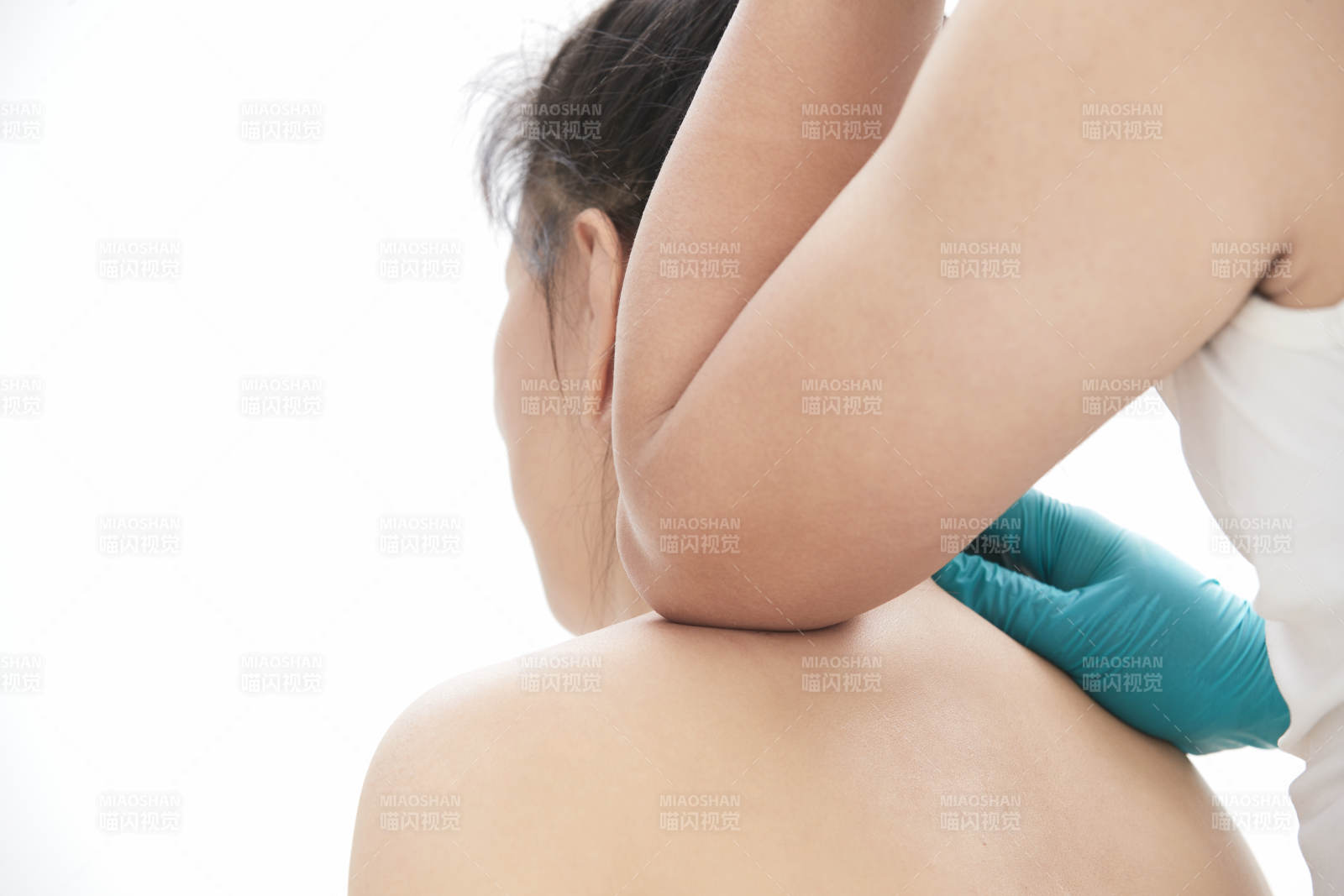 专业按摩师为女士进行理疗按摩