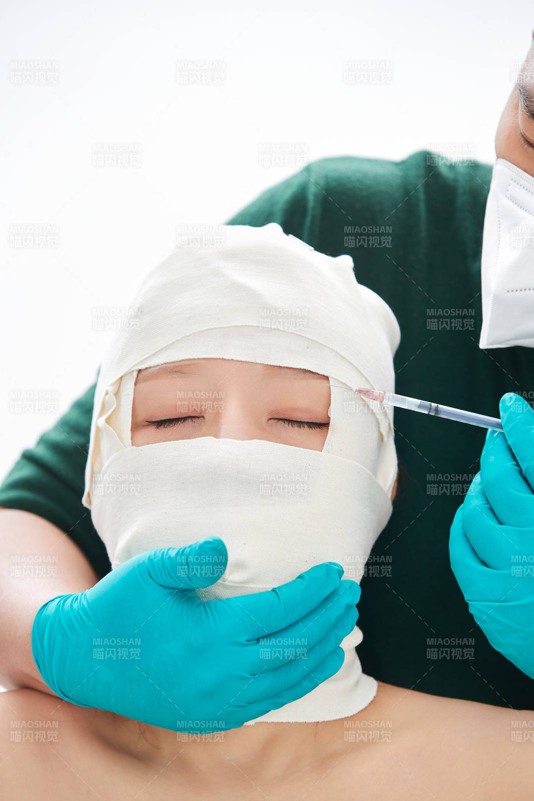 做面部注射整形的亞洲女士