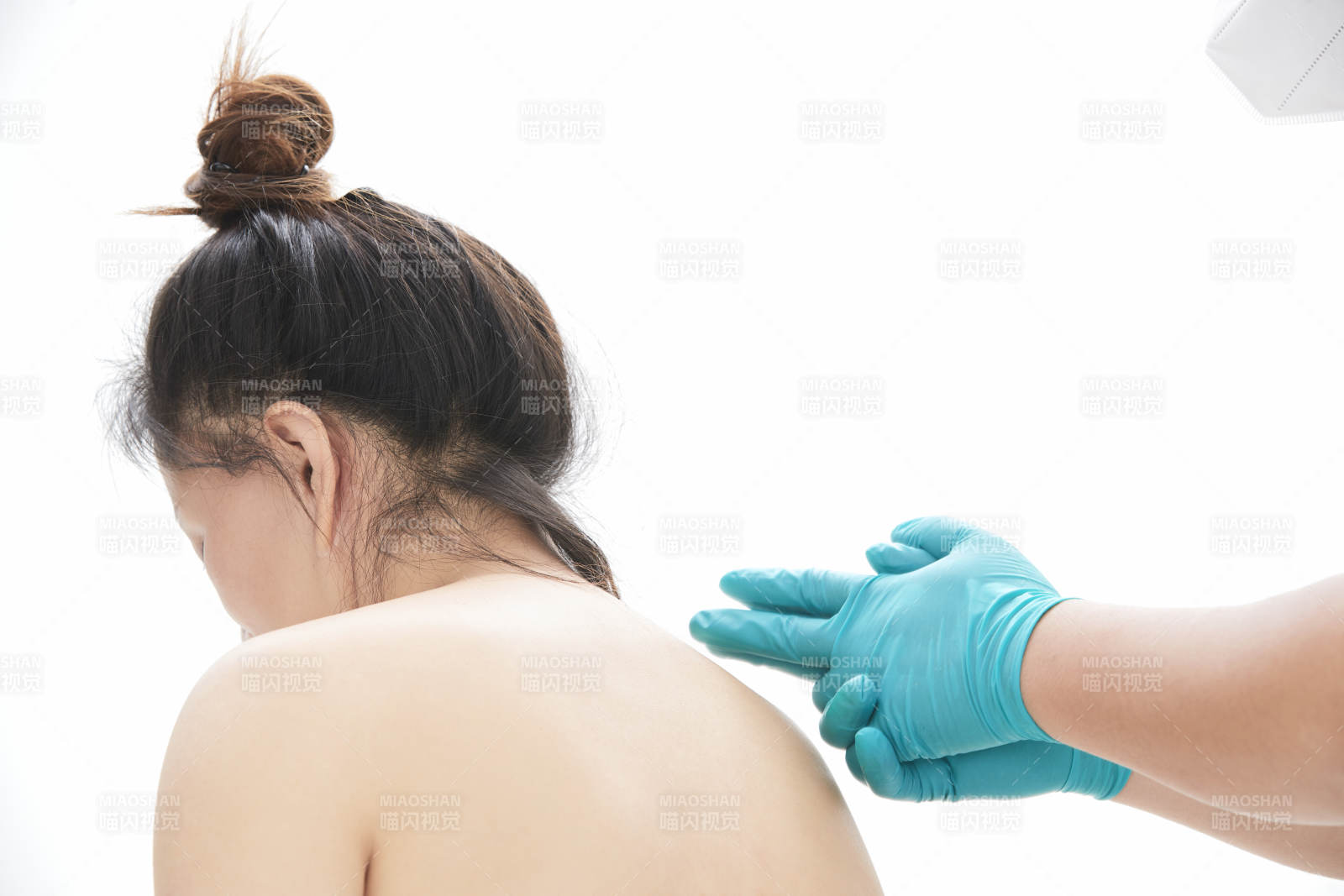 专业按摩师为女士进行理疗按摩