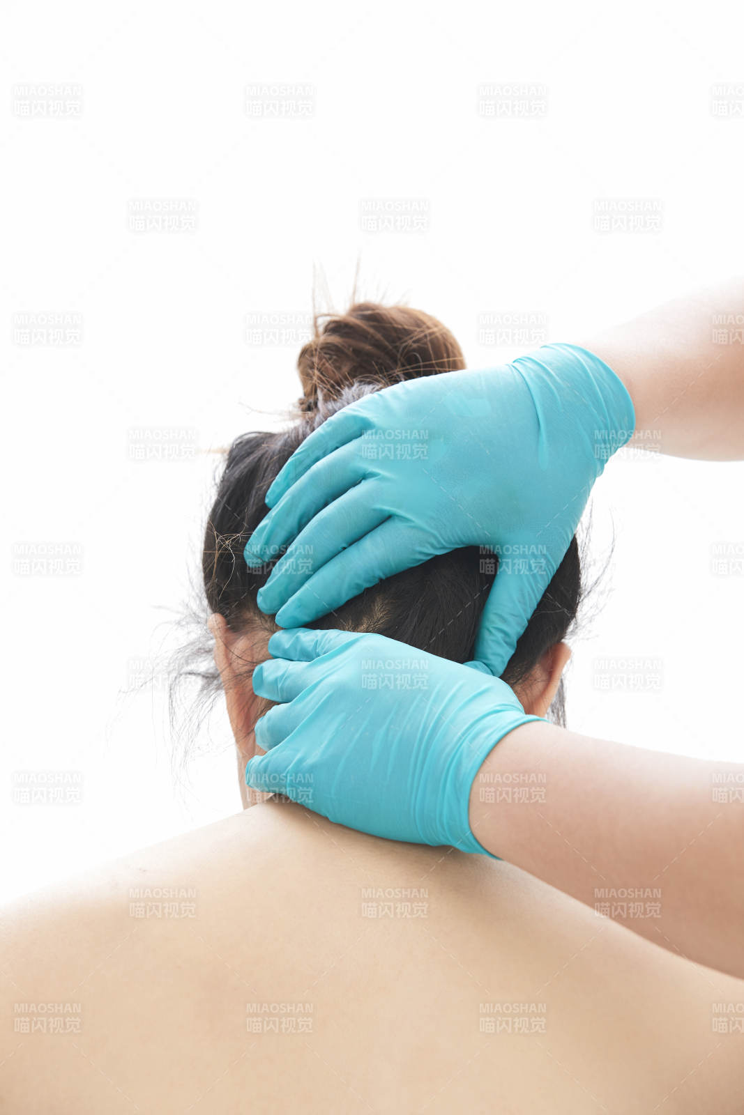 專業(yè)按摩師為女士進(jìn)行理療按摩