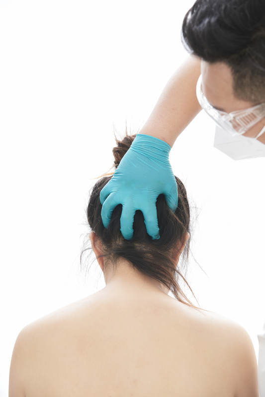 专业按摩师为女士进行理疗按摩