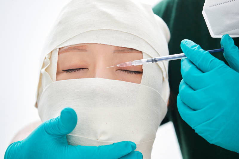 做面部注射整形的亚洲女士