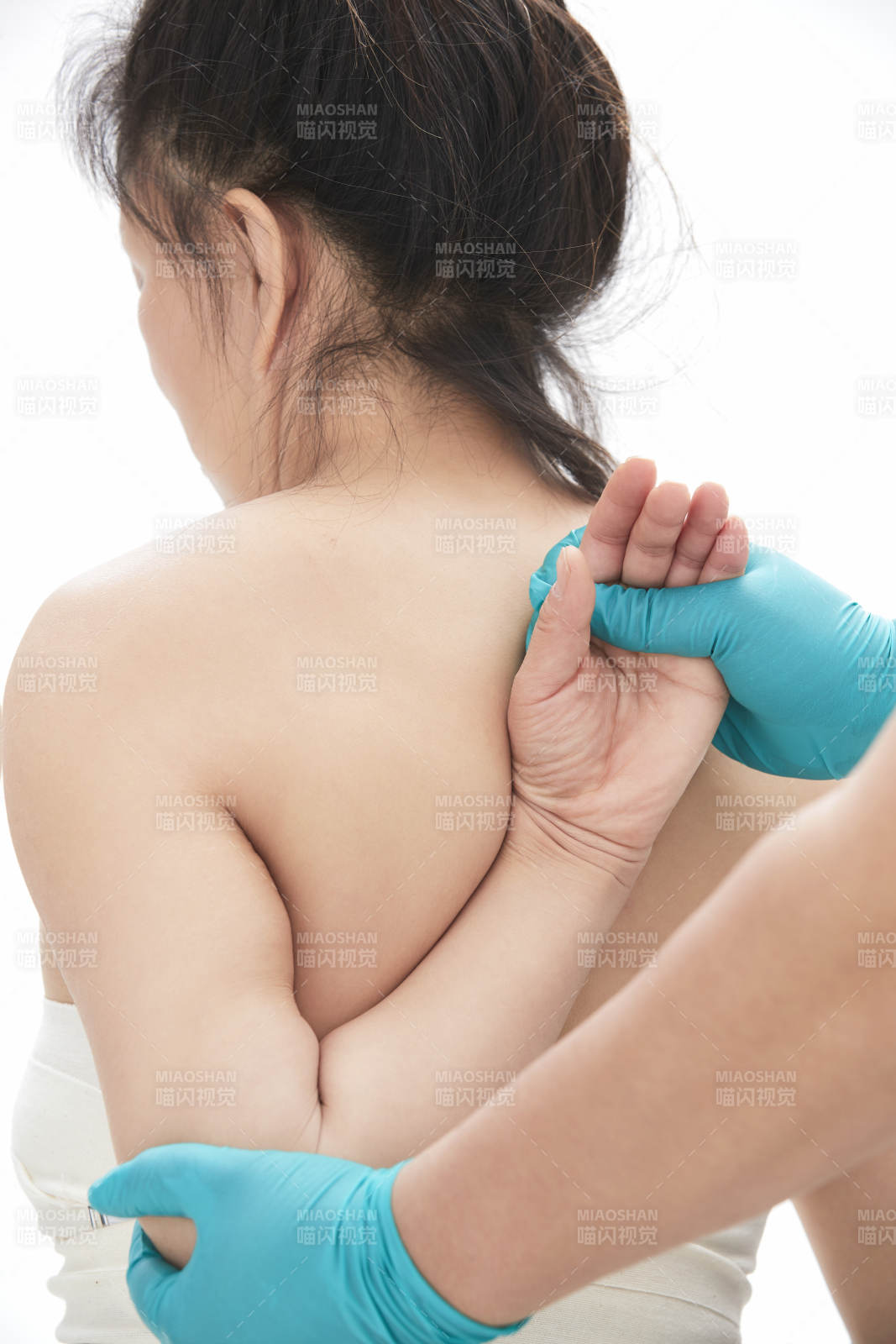 專(zhuān)業(yè)按摩師為女士進(jìn)行理療按摩