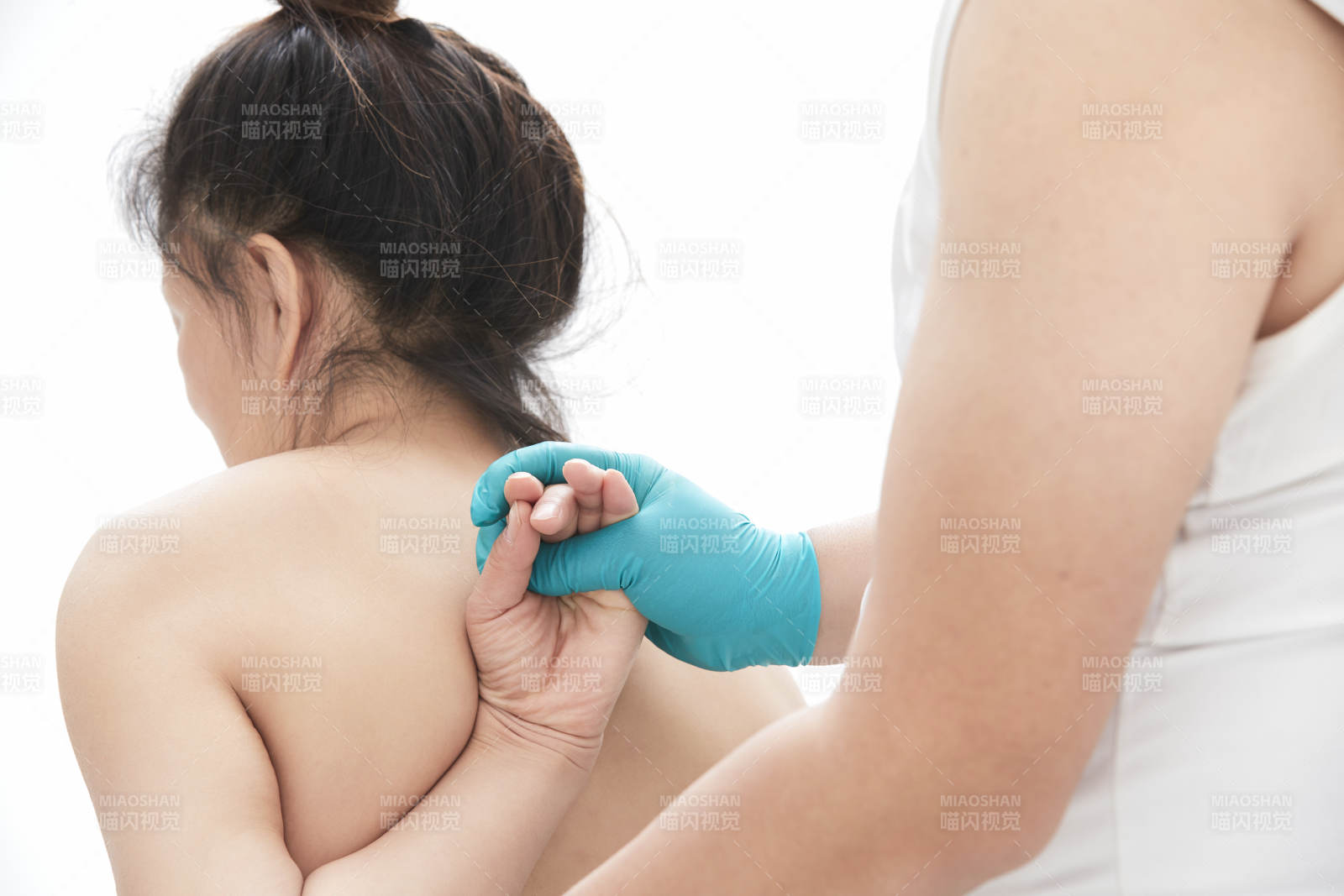 专业按摩师为女士进行理疗按摩