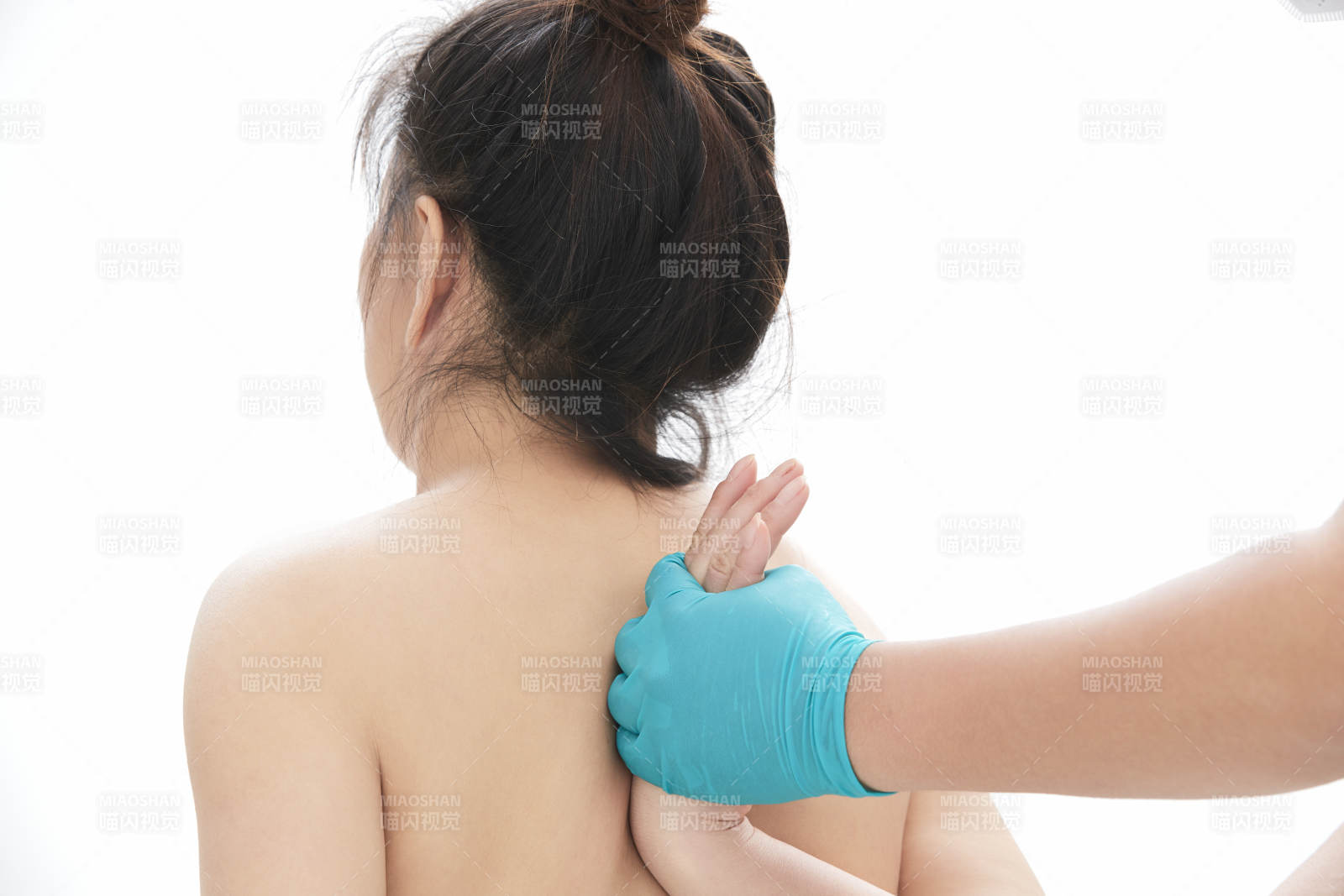 专业按摩师为女士进行理疗按摩