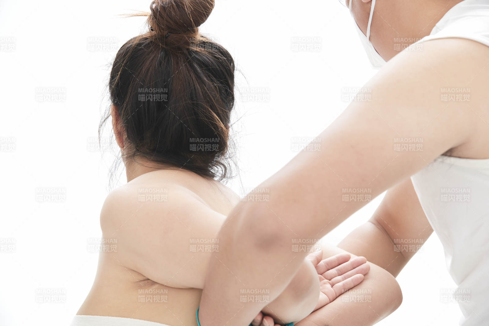 专业按摩师为女士进行理疗按摩