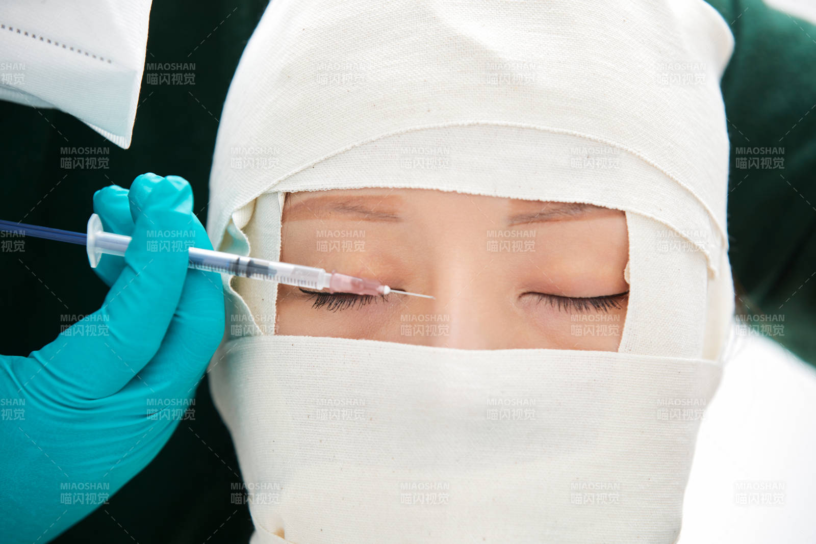 做面部注射整形的亞洲女士