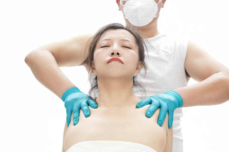 专业按摩师为女士进行理疗按摩