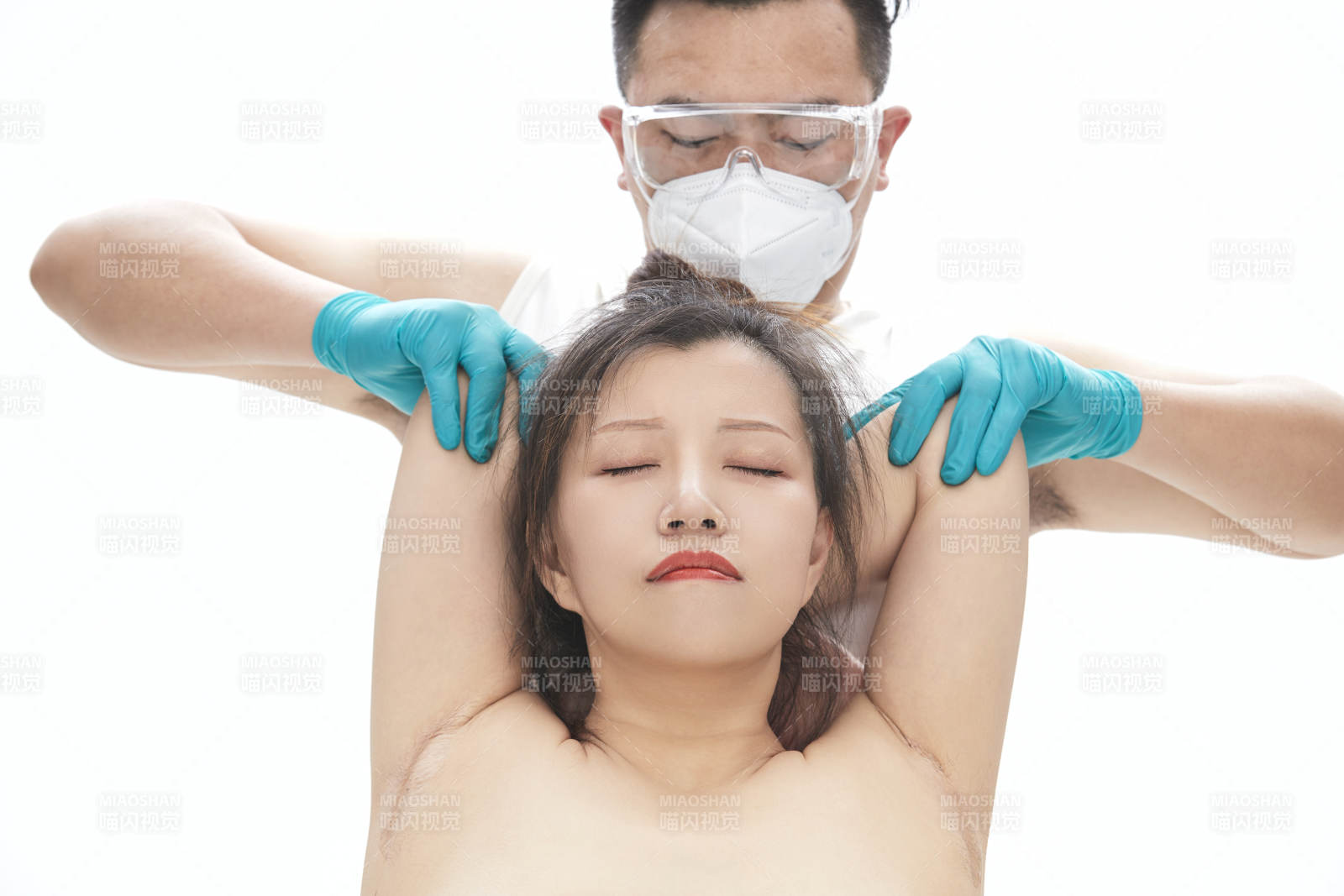 专业按摩师为女士进行理疗按摩