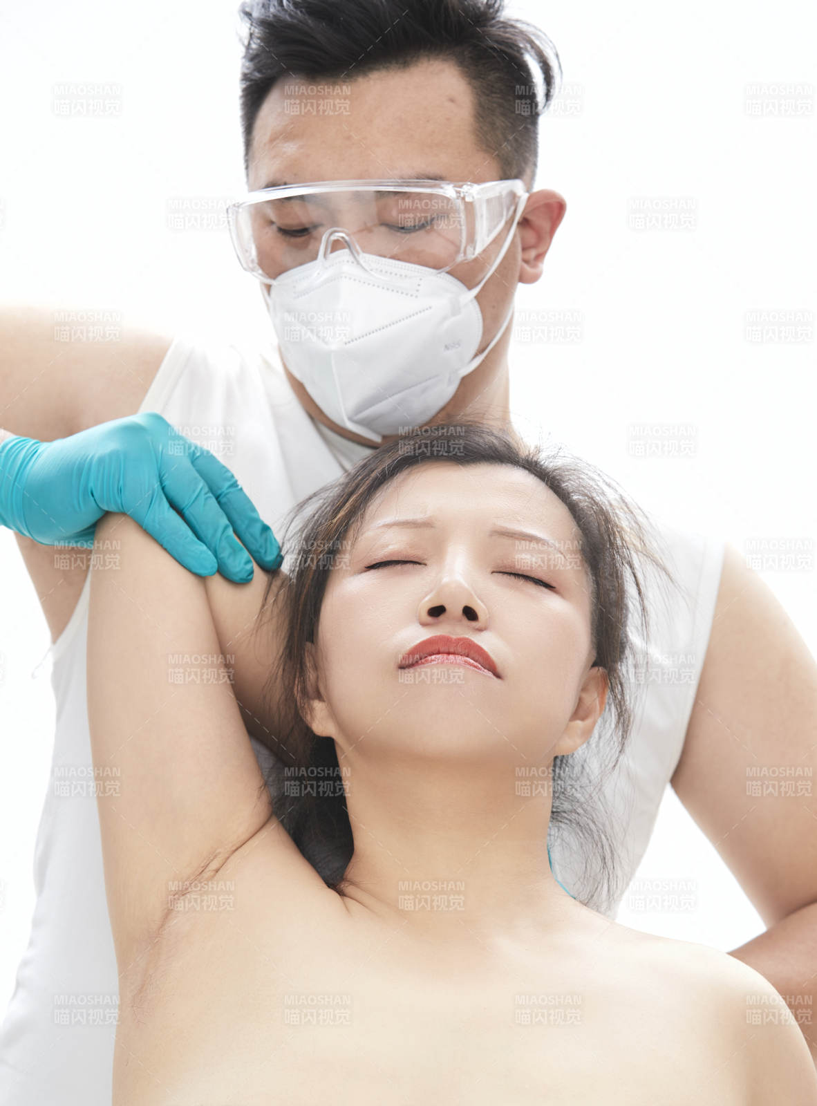 专业按摩师为女士进行理疗按摩