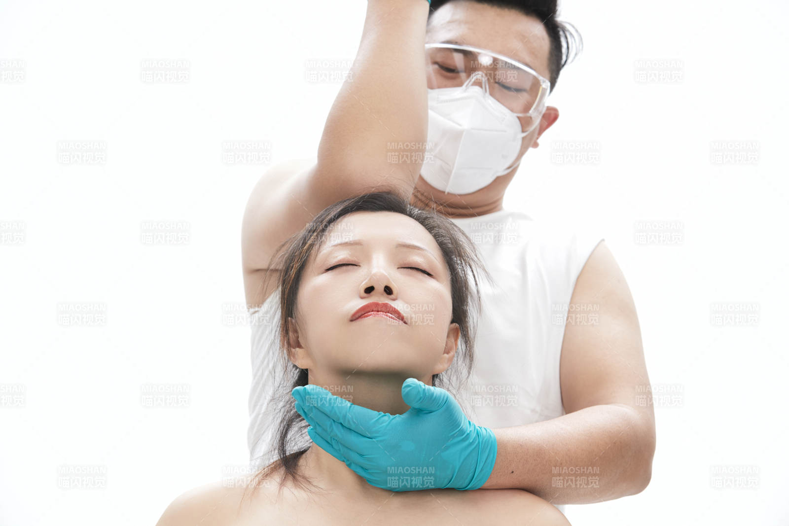 专业按摩师为女士进行理疗按摩