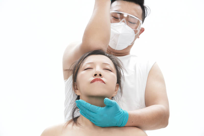 专业按摩师为女士进行理疗按摩