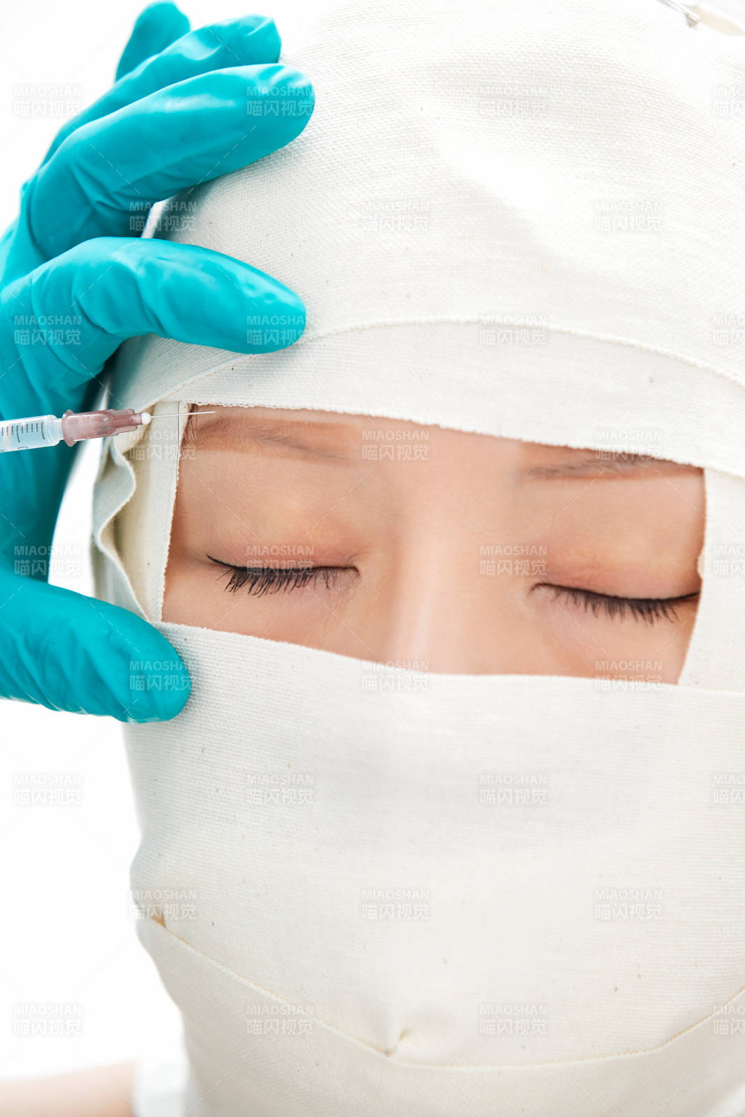 做面部注射整形的亚洲女士