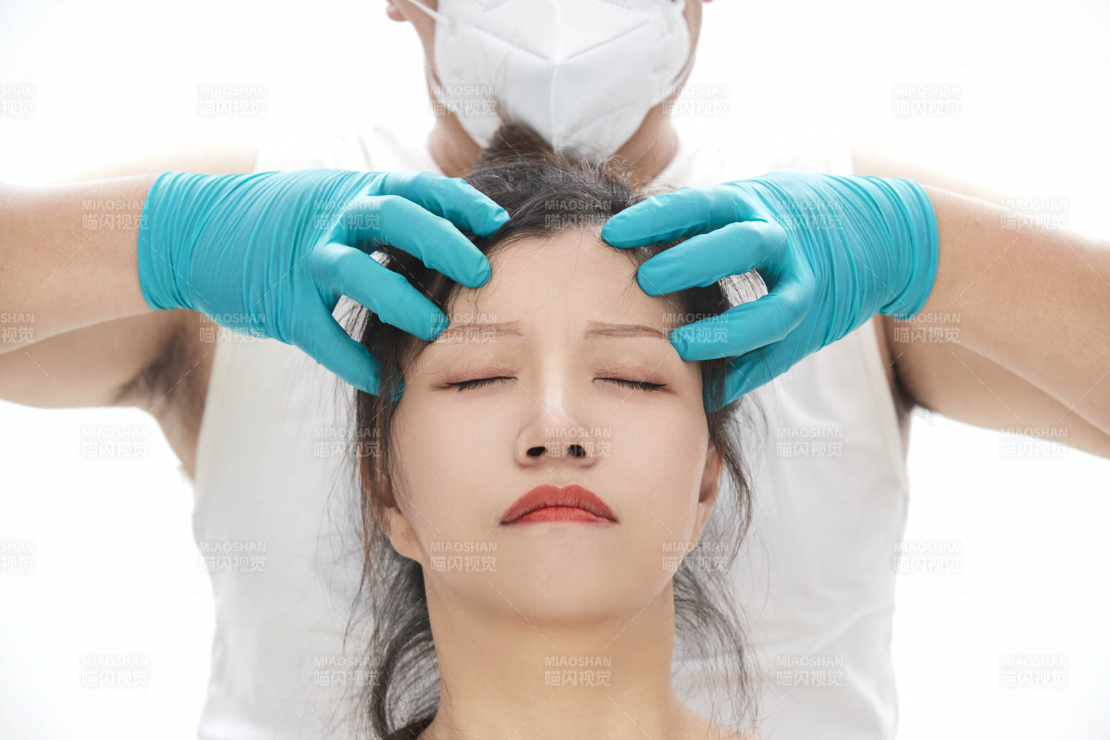 专业按摩师为女士进行理疗按摩