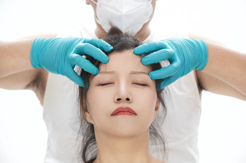 专业按摩师为女士进行理疗按摩