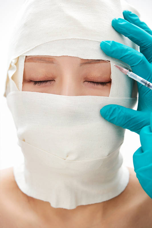 做面部注射整形的亚洲女士