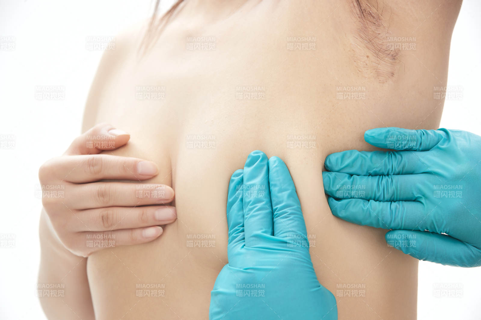 手法專業的足療技師為客人服務