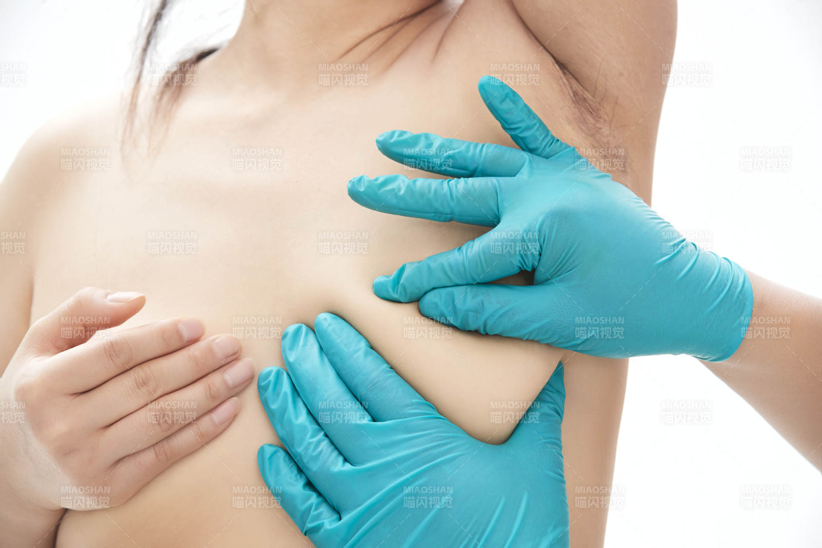 手法專業的足療技師為客人服務