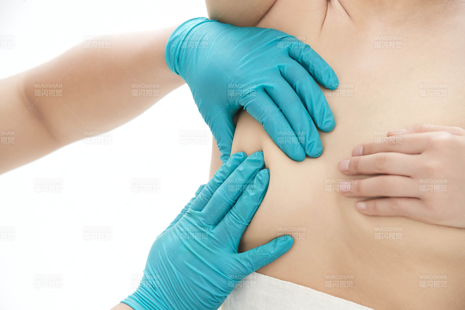 手法專業的足療技師為客人服務