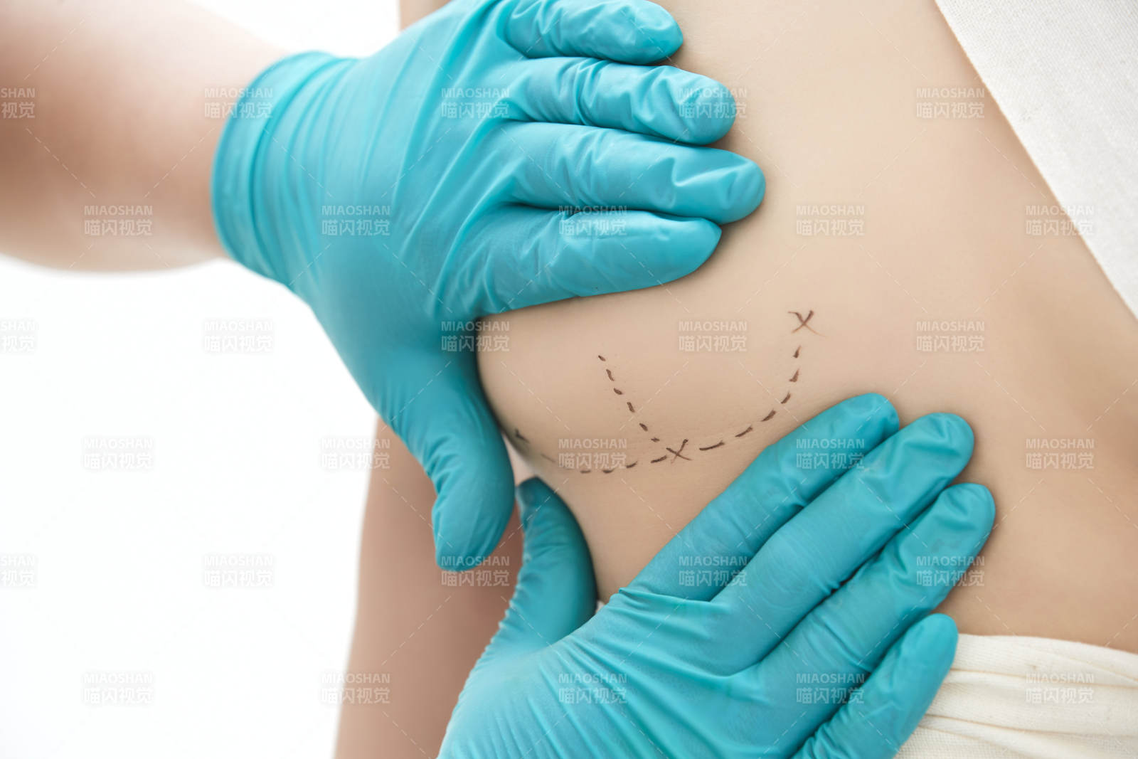 手法專業(yè)的足療技師為客人服務(wù)