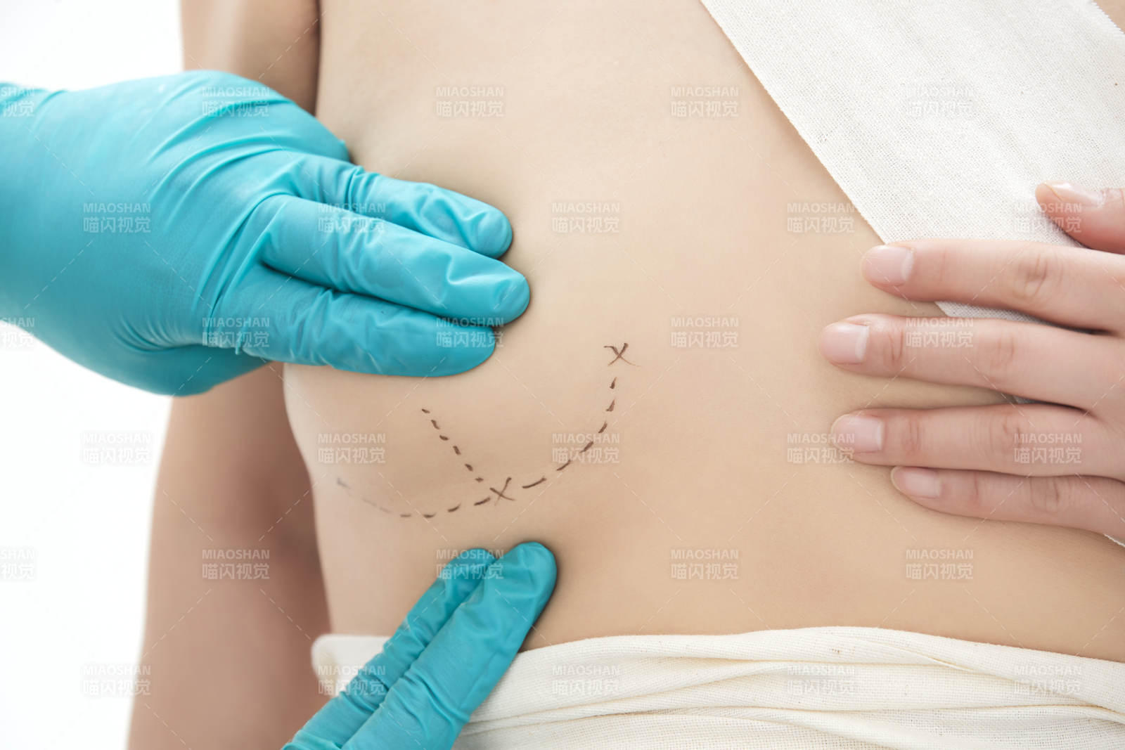 手法專業(yè)的足療技師為客人服務(wù)