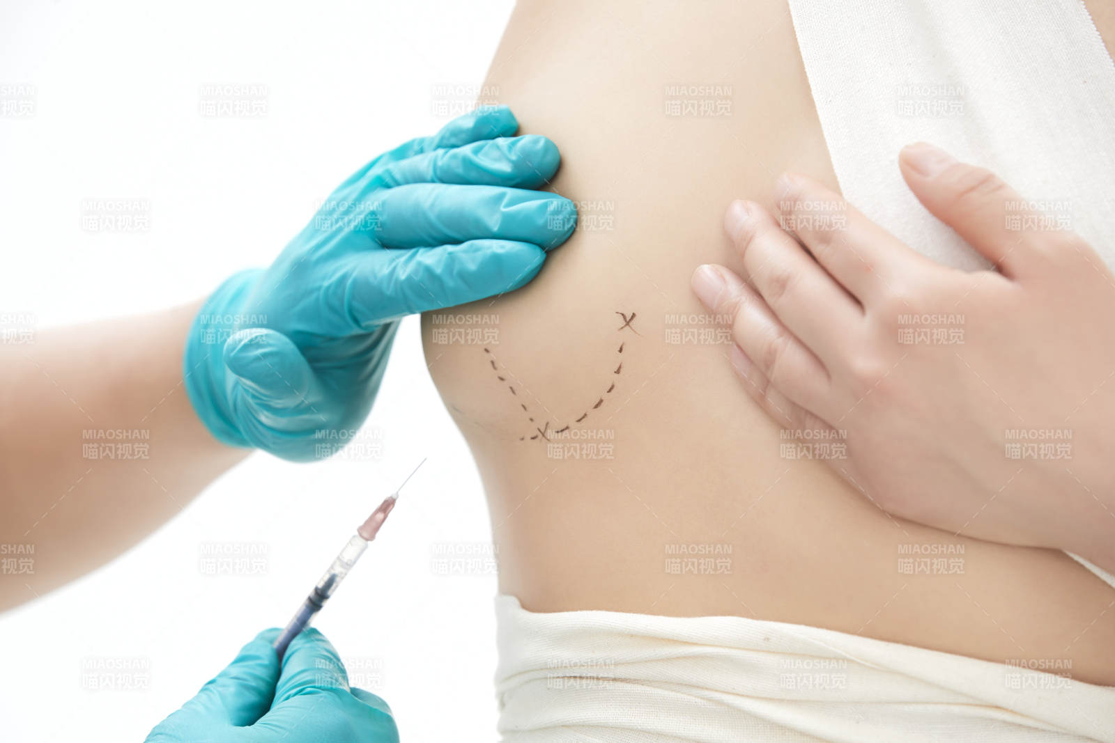 手法專業的足療技師為客人服務