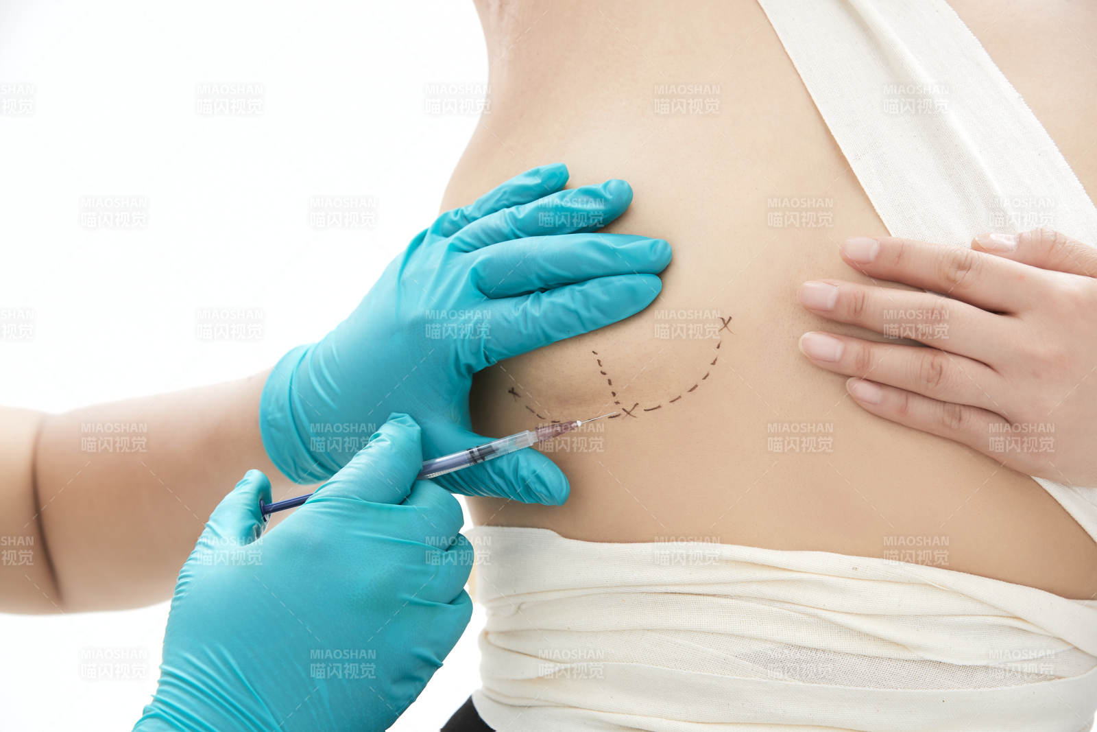 手法專業(yè)的足療技師為客人服務(wù)