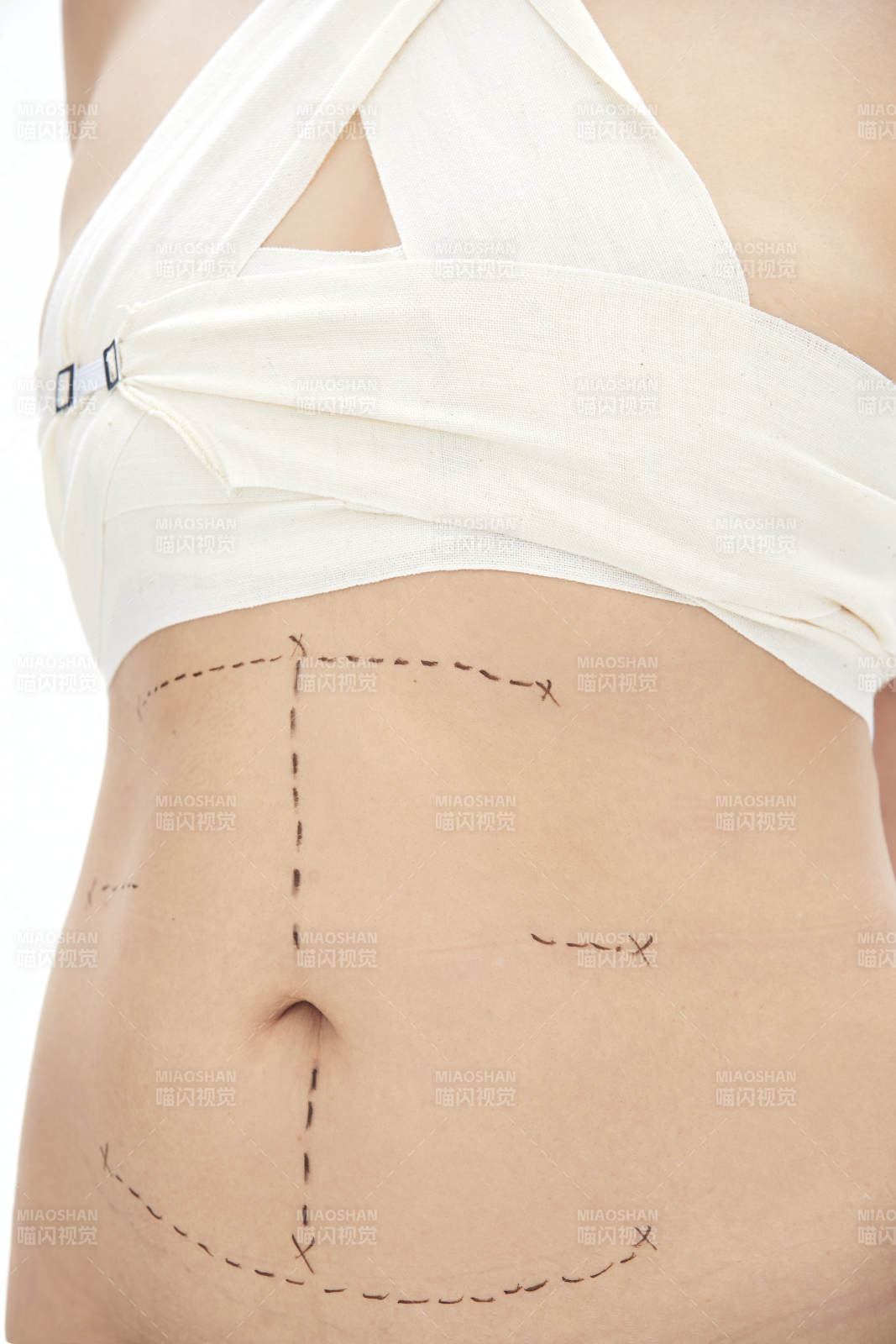 手法專業(yè)的足療技師為客人服務(wù)