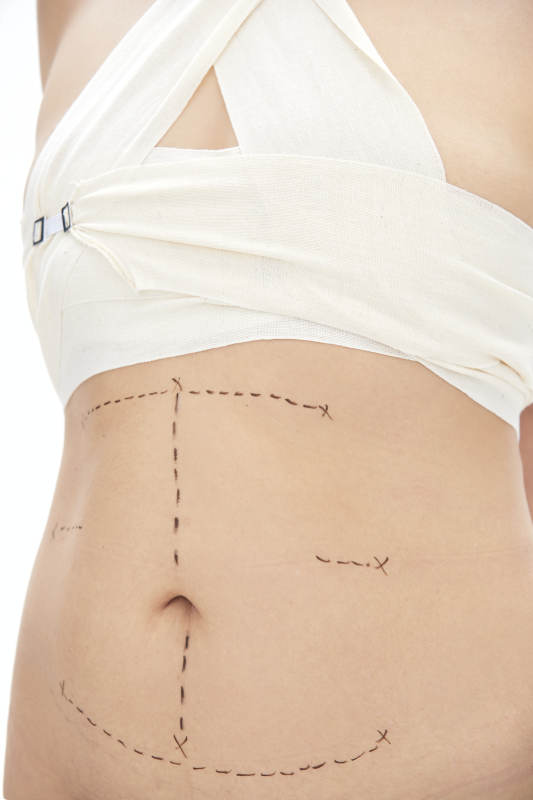 手法专业的足疗技师为客人服务