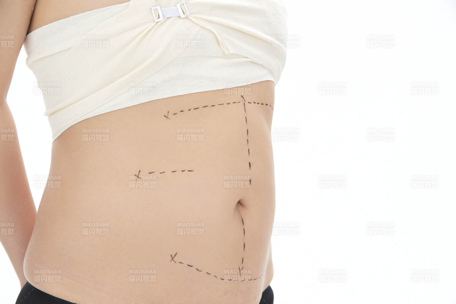 手法專業(yè)的足療技師為客人服務(wù)