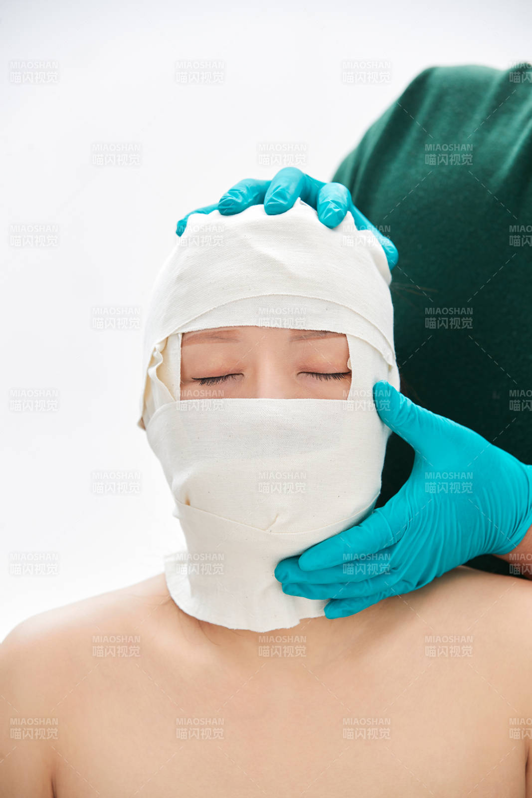 做面部注射整形的亚洲女士