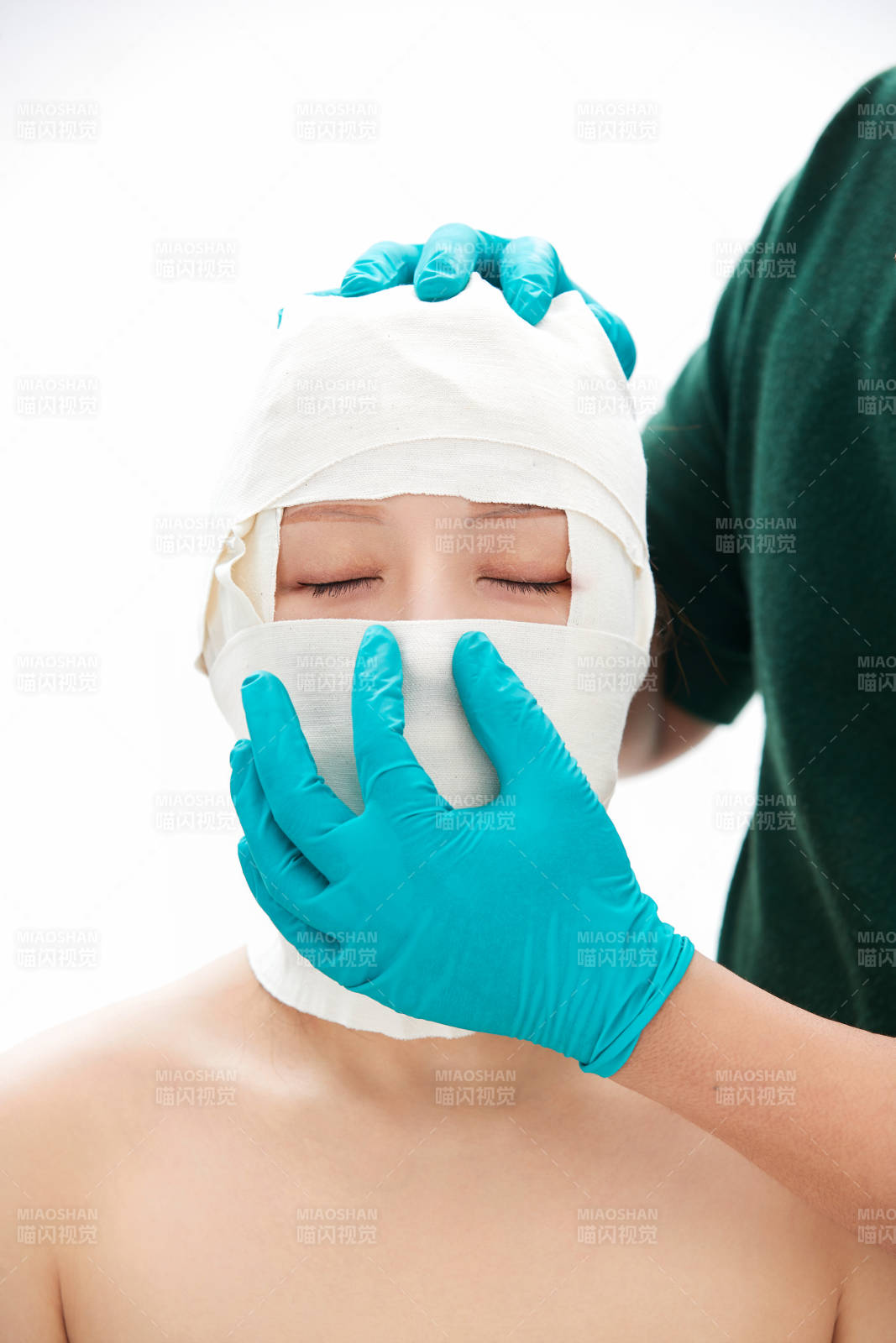 做面部注射整形的亚洲女士