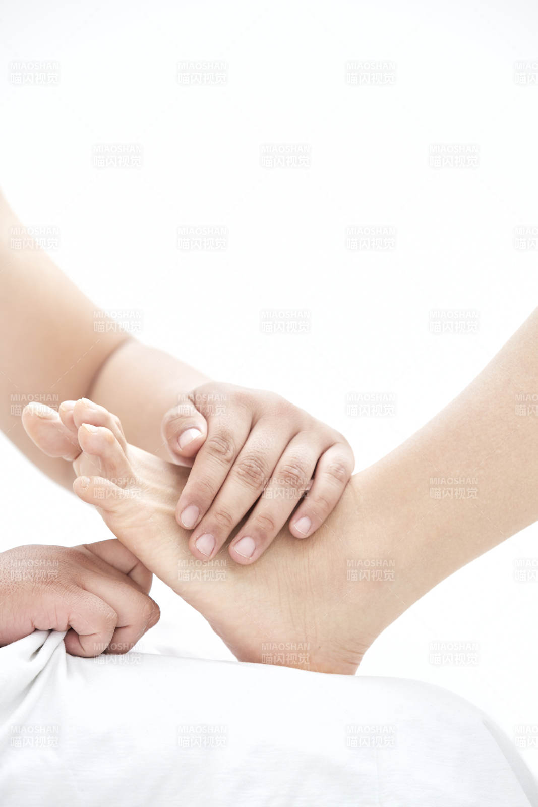 在白色背景上穿著黑色長襪的女人的苗條的腿