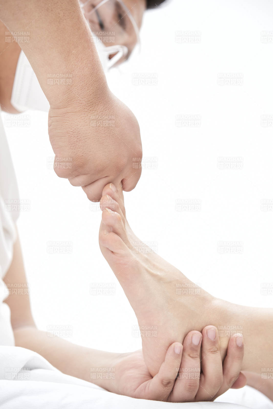 医生为胸部整形患者进行胸部检查