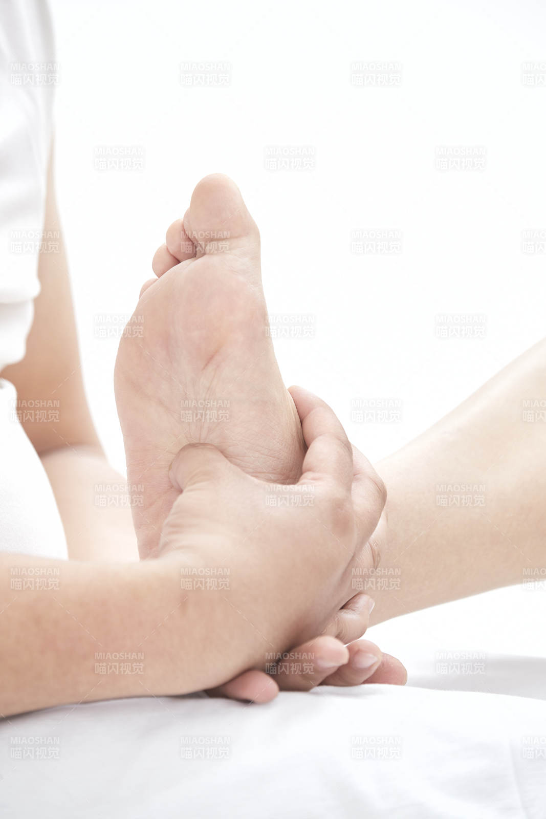 医生为胸部整形患者进行胸部检查