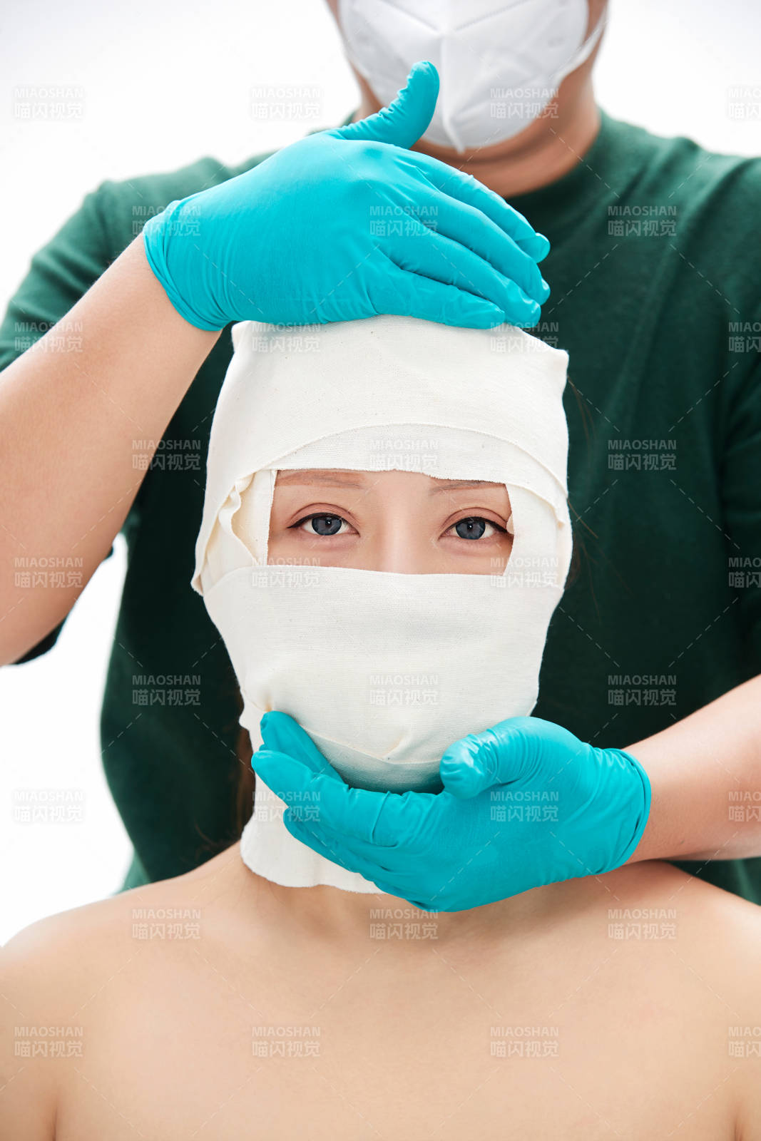 做面部注射整形的亚洲女士