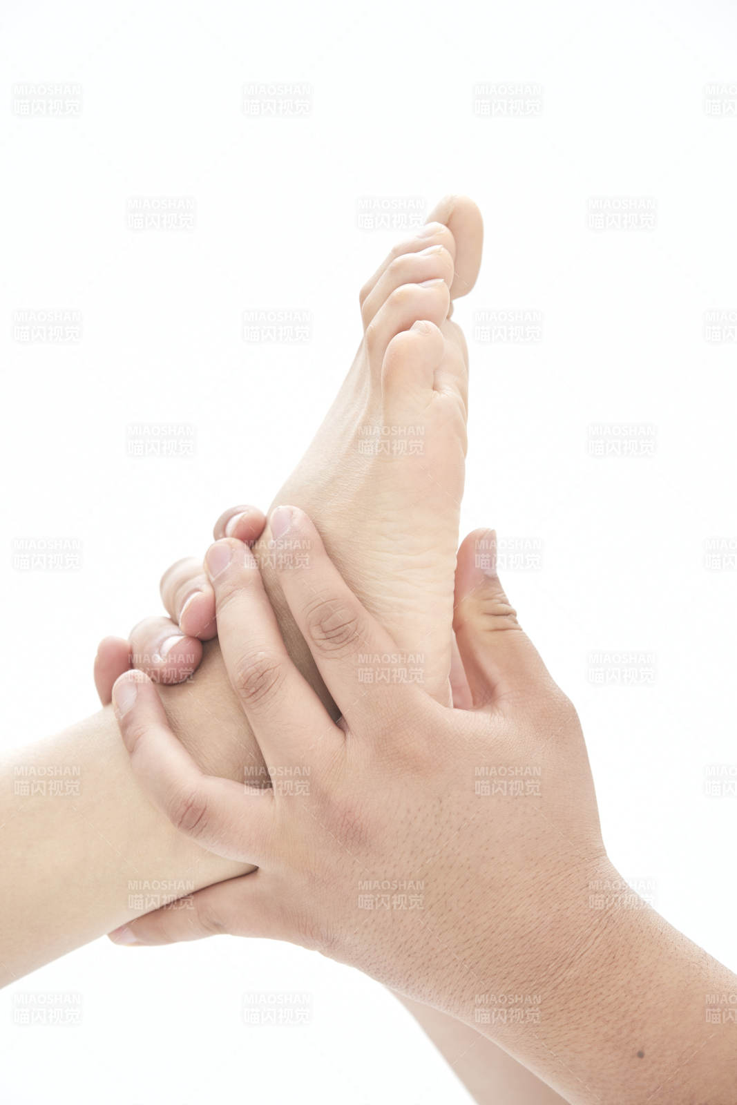 医生为胸部整形患者进行胸部检查