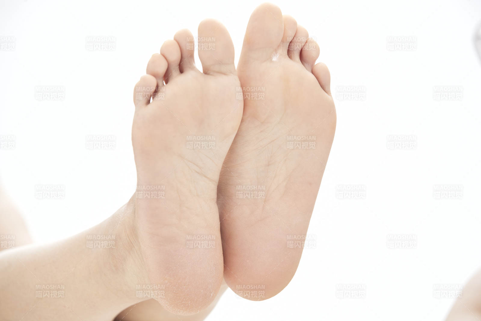 医生为胸部整形患者进行胸部检查