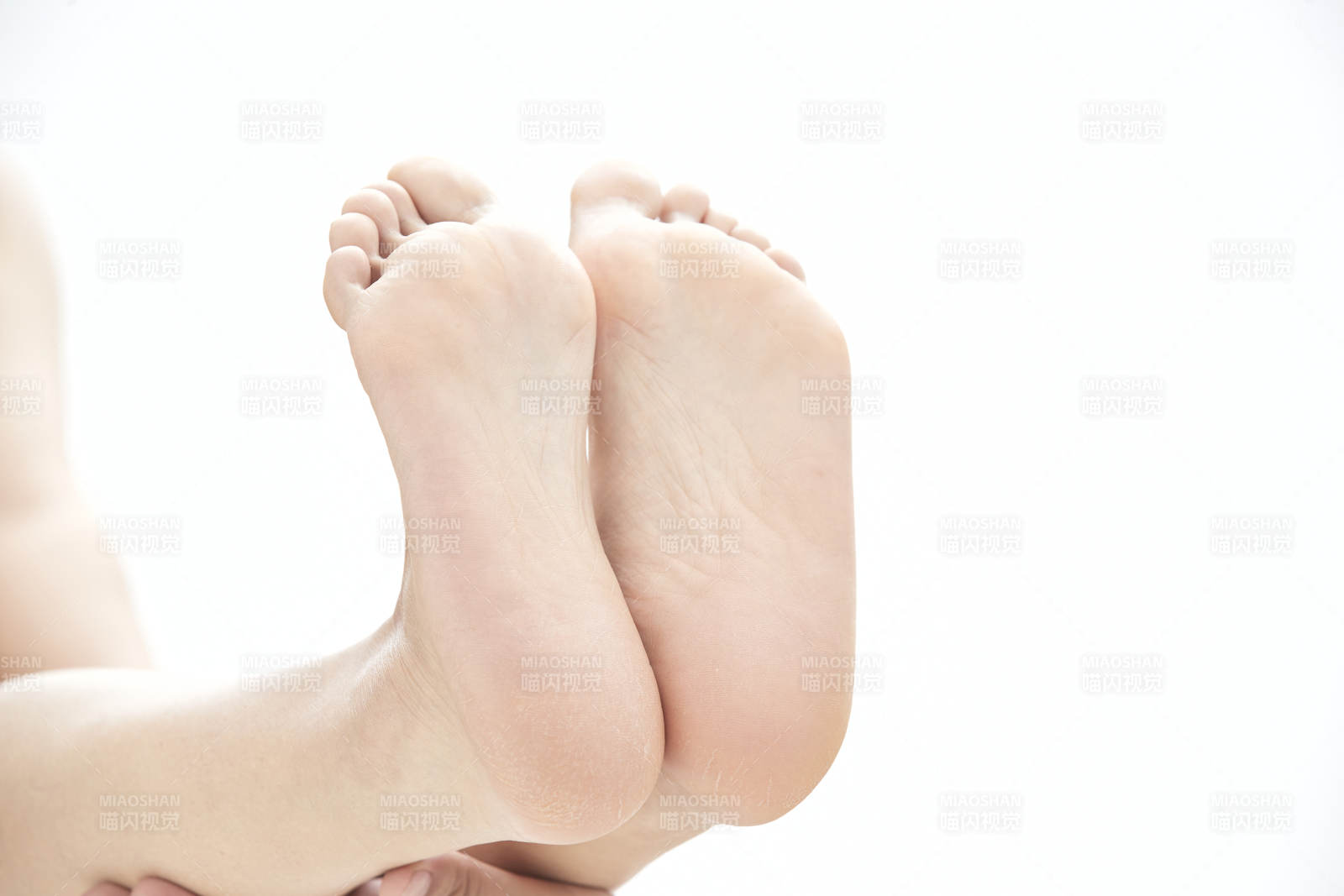 医生为胸部整形患者进行胸部检查