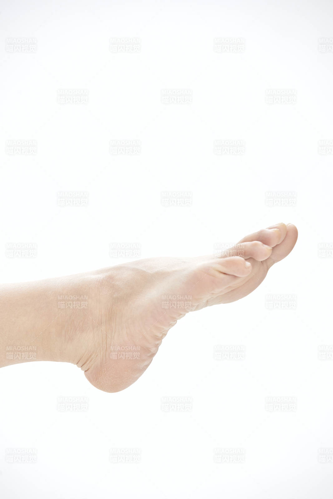 醫(yī)生為胸部整形患者進(jìn)行胸部檢查