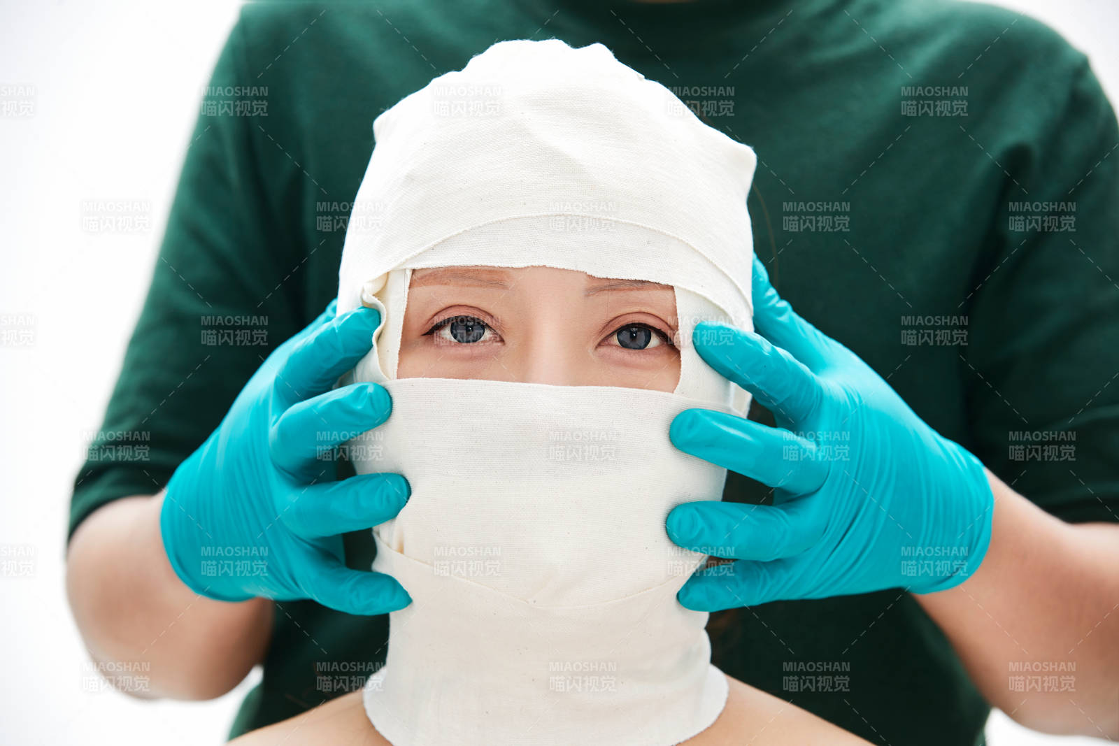 做面部注射整形的亚洲女士