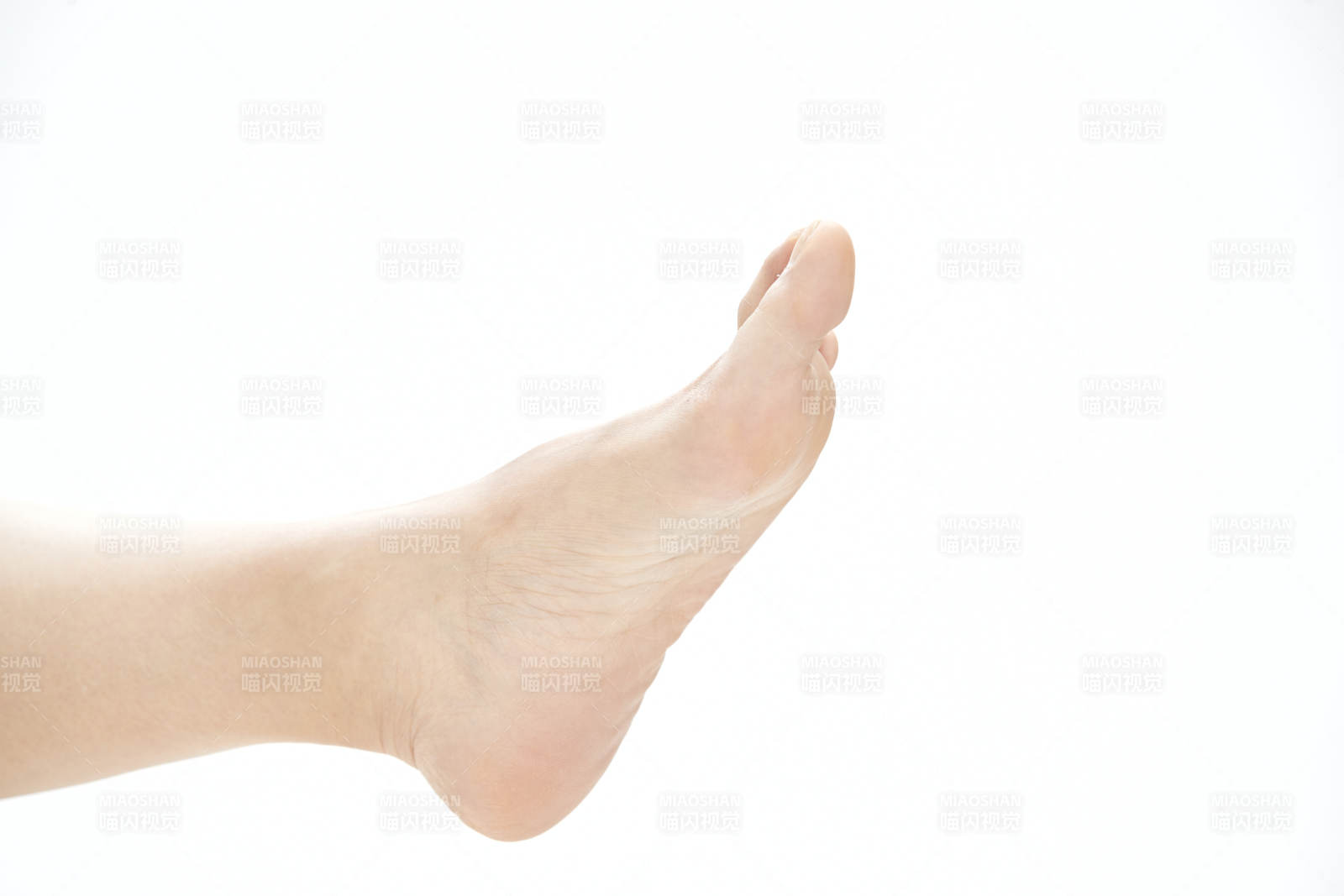 醫生為胸部整形患者進行胸部檢查