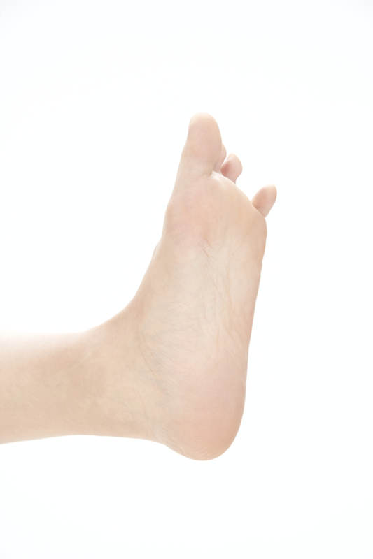 医生为胸部整形患者进行胸部检查